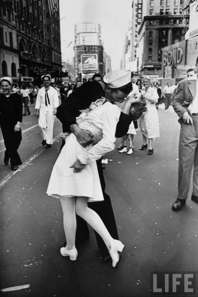 Alfred Eisenstaedt Kiss 